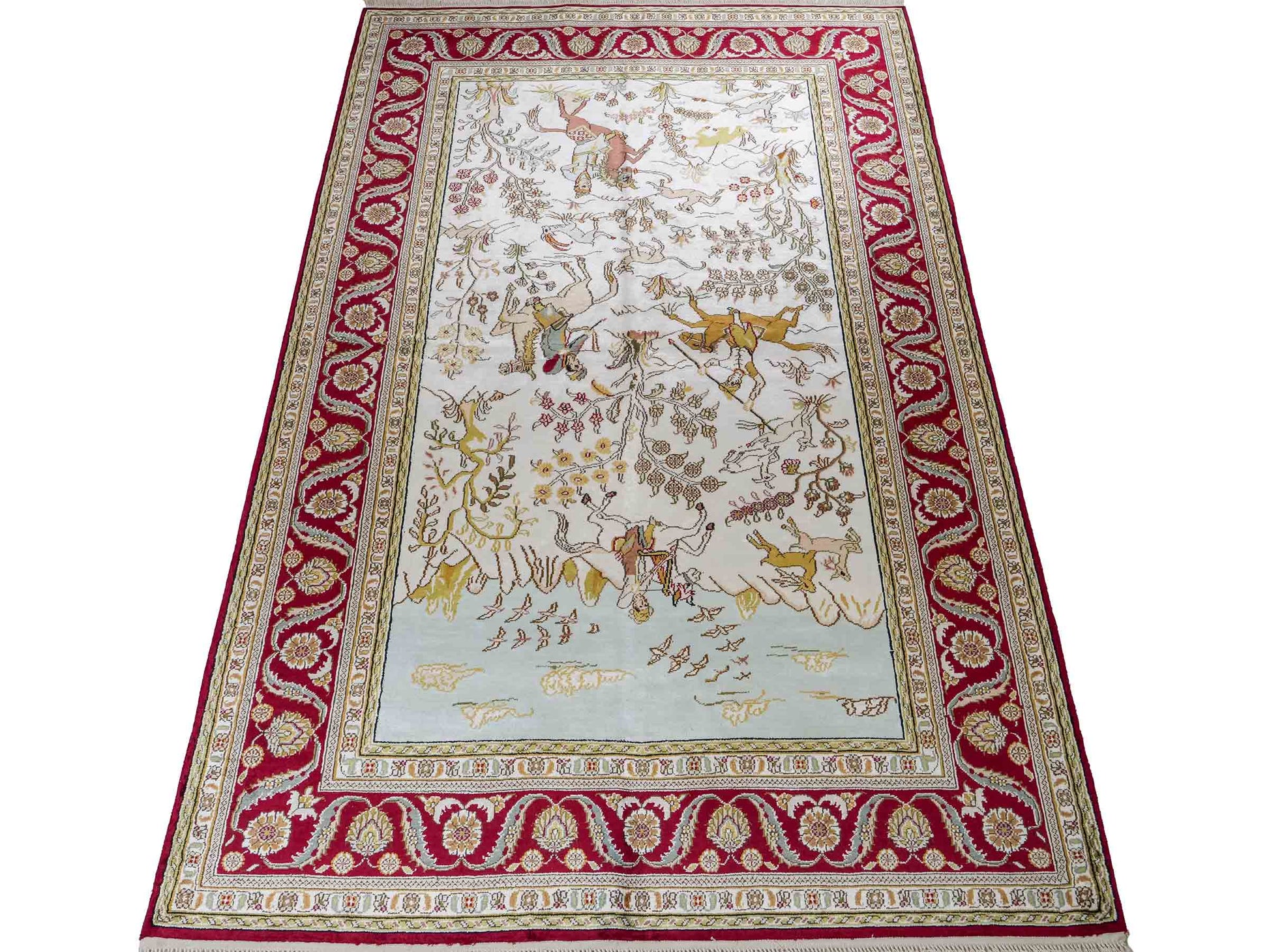 Feiner, handgeknüpfter Art Ghom aus Kunstseide. Ursprung China. Größe: 193 x 121 cm. Hauptfarben: Weiß, Creme, Rot. Vertrieb durch JUPITER Intl.