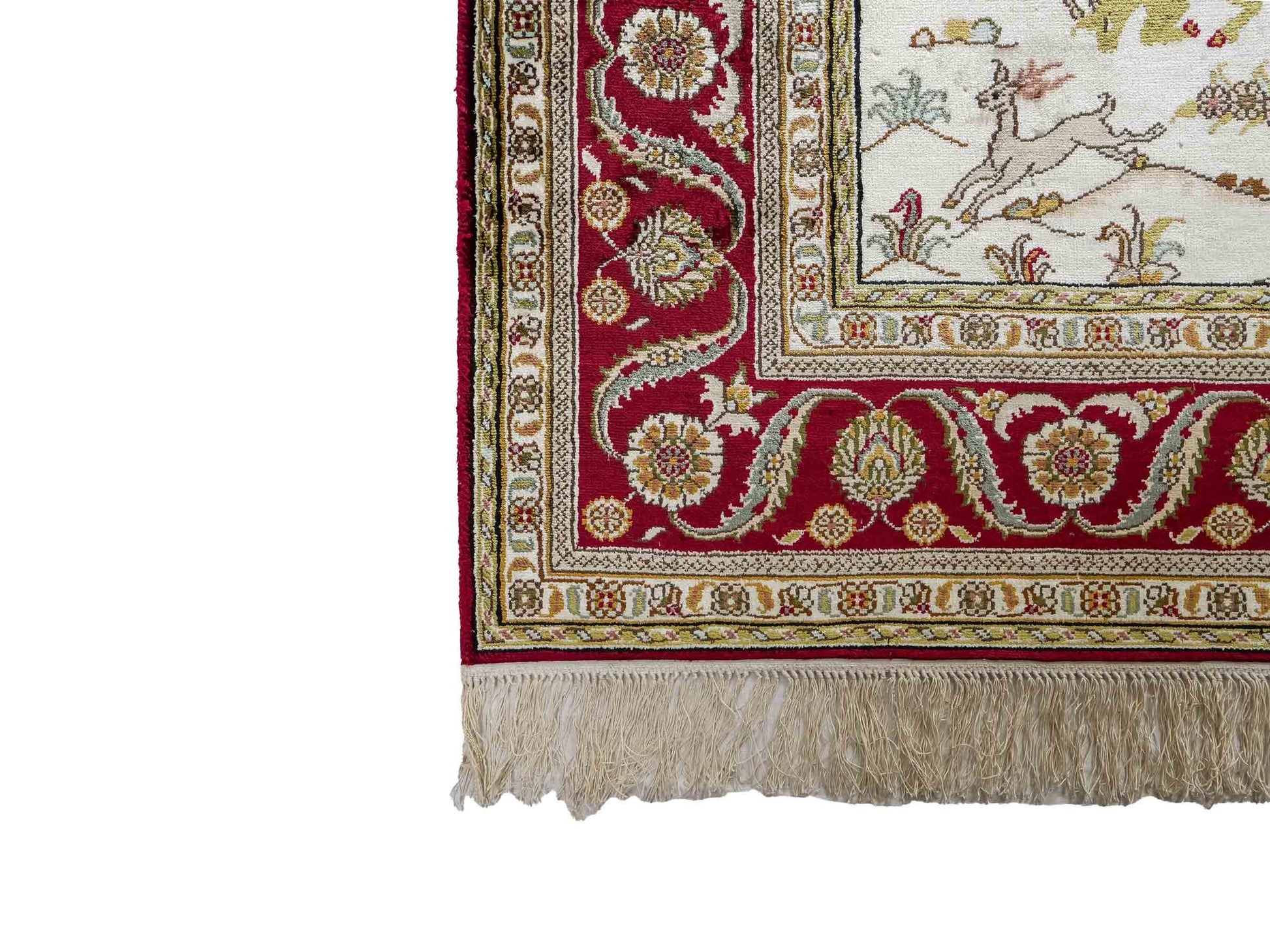 Feiner, handgeknüpfter Art Ghom aus Kunstseide. Ursprung China. Größe: 193 x 121 cm. Hauptfarben: Weiß, Creme, Rot. Vertrieb durch JUPITER Intl.