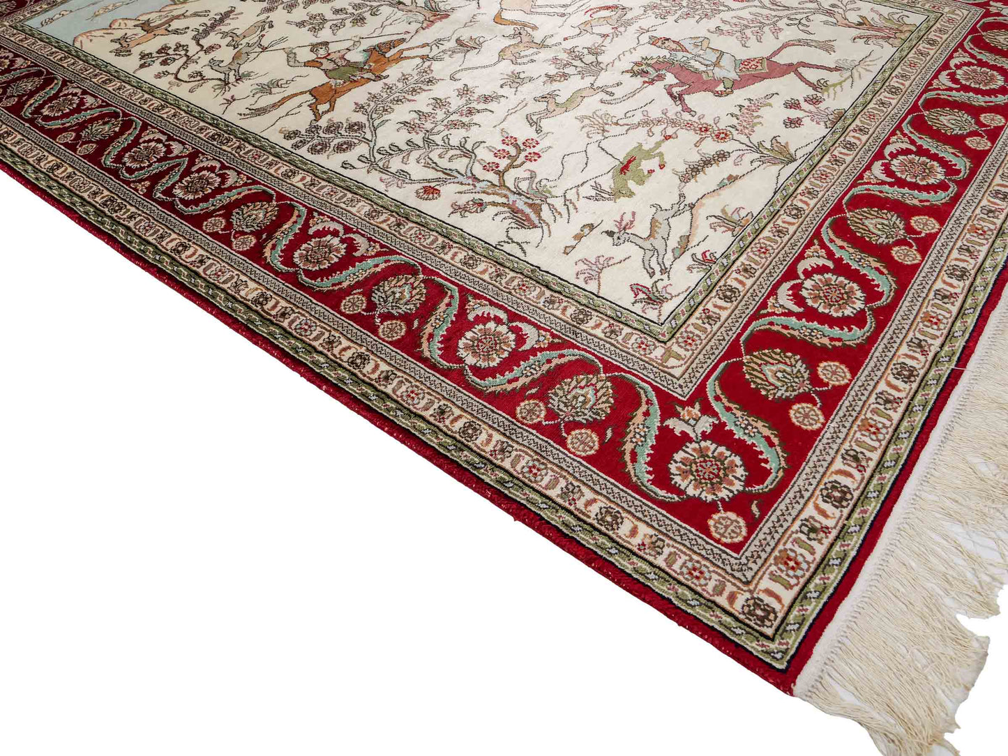Feiner, handgeknüpfter Art Ghom aus Kunstseide. Ursprung China. Größe: 180 x 124 cm. Hauptfarben: Weiß, Creme, Rot. Vertrieb durch JUPITER Intl.