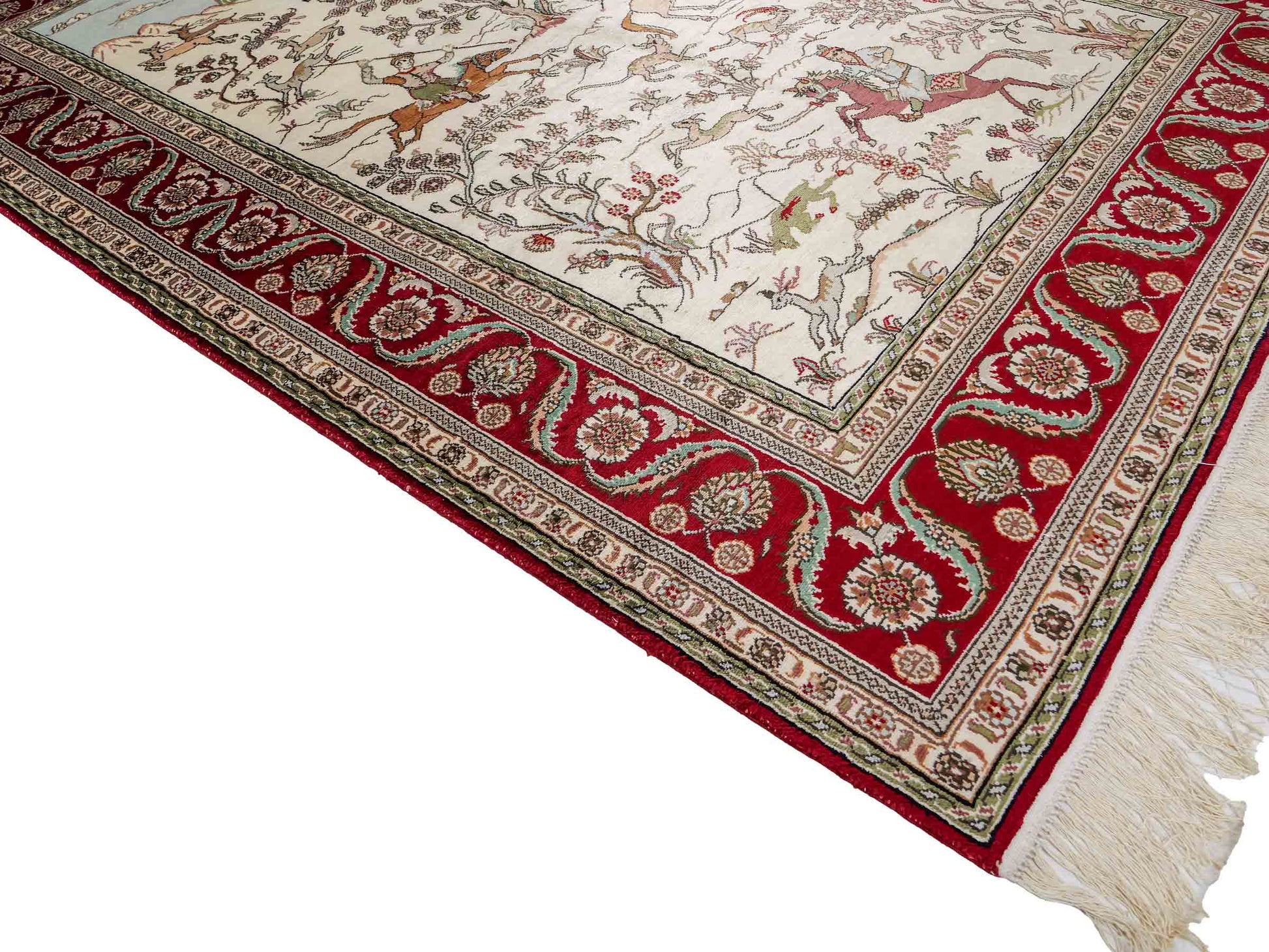 Feiner, handgeknüpfter Art Ghom aus Kunstseide. Ursprung China. Größe: 180 x 124 cm. Hauptfarben: Weiß, Creme, Rot. Vertrieb durch JUPITER Intl.
