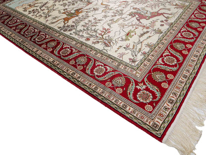 Feiner, handgeknüpfter Art Ghom aus Kunstseide. Ursprung China. Größe: 180 x 124 cm. Hauptfarben: Weiß, Creme, Rot. Vertrieb durch JUPITER Intl.