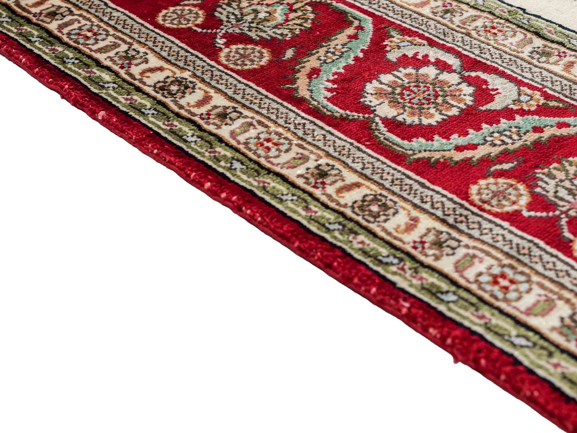 Feiner, handgeknüpfter Art Ghom aus Kunstseide. Ursprung China. Größe: 180 x 124 cm. Hauptfarben: Weiß, Creme, Rot. Vertrieb durch JUPITER Intl.