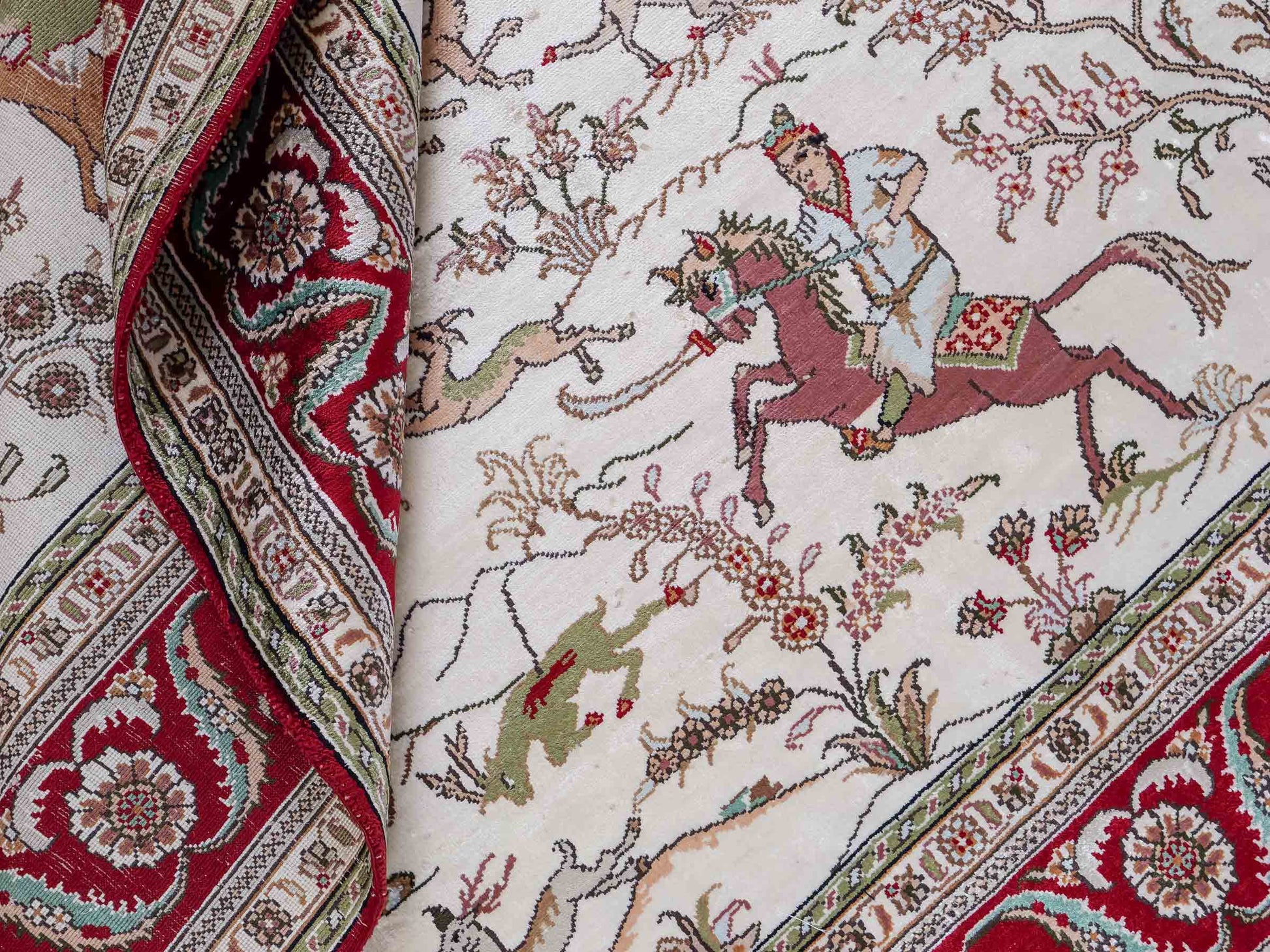 Feiner, handgeknüpfter Art Ghom aus Kunstseide. Ursprung China. Größe: 180 x 124 cm. Hauptfarben: Weiß, Creme, Rot. Vertrieb durch JUPITER Intl.