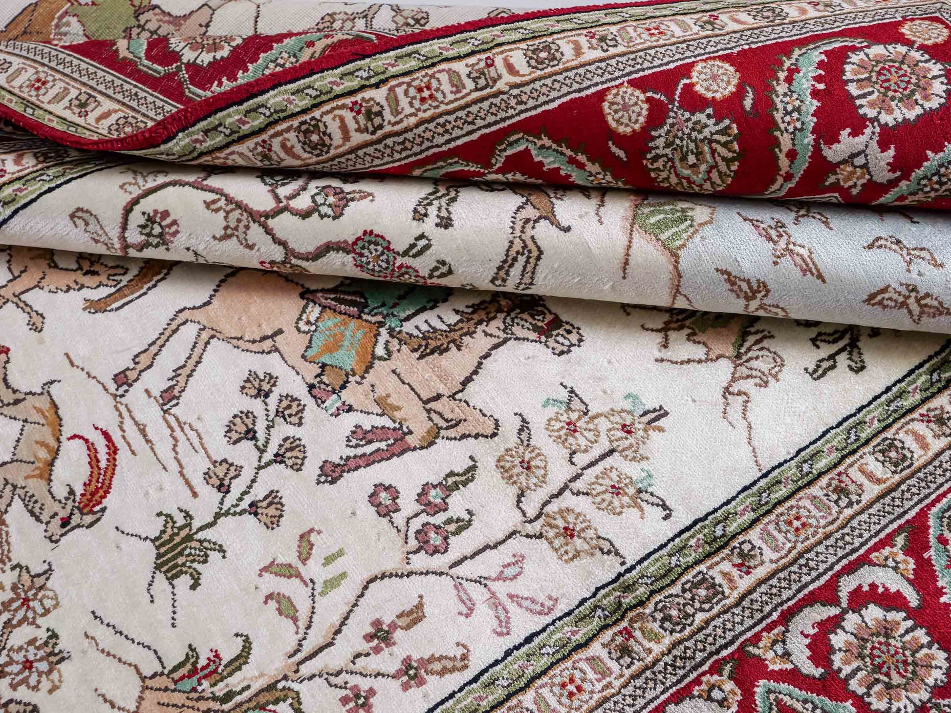 Feiner, handgeknüpfter Art Ghom aus Kunstseide. Ursprung China. Größe: 180 x 124 cm. Hauptfarben: Weiß, Creme, Rot. Vertrieb durch JUPITER Intl.