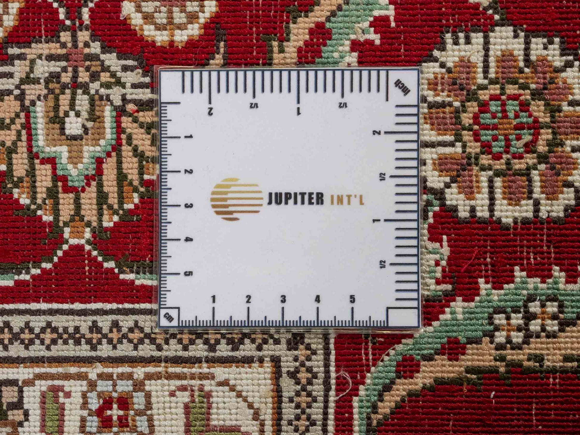 Feiner, handgeknüpfter Art Ghom aus Kunstseide. Ursprung China. Größe: 180 x 124 cm. Hauptfarben: Weiß, Creme, Rot. Vertrieb durch JUPITER Intl.