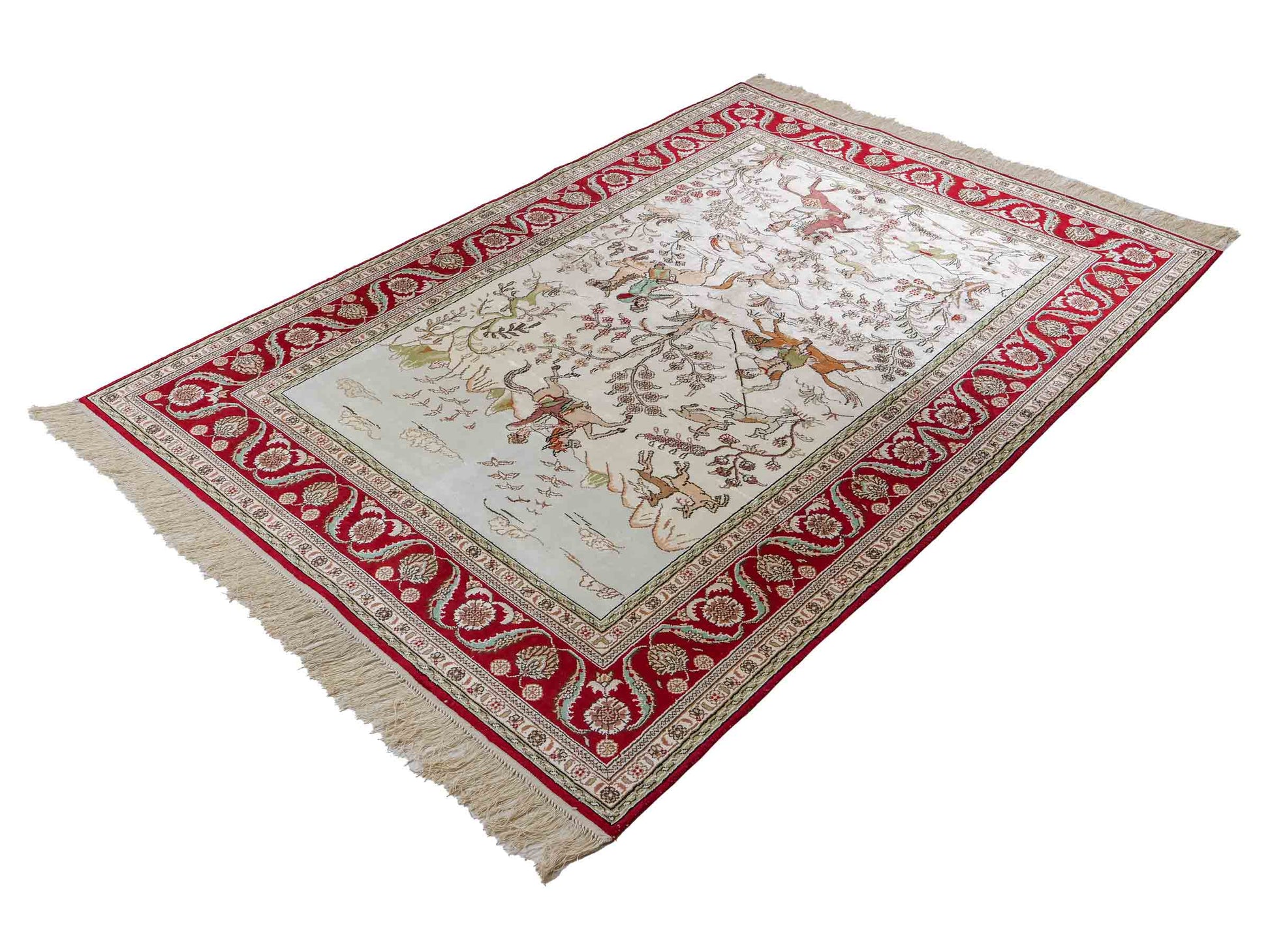 Feiner, handgeknüpfter Art Ghom aus Kunstseide. Ursprung China. Größe: 180 x 124 cm. Hauptfarben: Weiß, Creme, Rot. Vertrieb durch JUPITER Intl.
