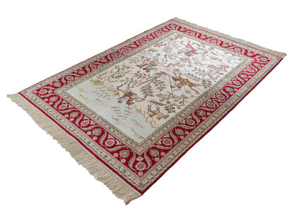 Feiner, handgeknüpfter Art Ghom aus Kunstseide. Ursprung China. Größe: 180 x 124 cm. Hauptfarben: Weiß, Creme, Rot. Vertrieb durch JUPITER Intl.