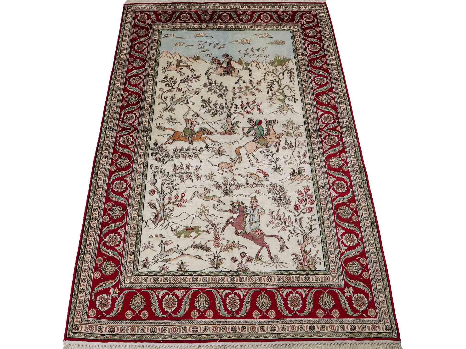 Feiner, handgeknüpfter Art Ghom aus Kunstseide. Ursprung China. Größe: 180 x 124 cm. Hauptfarben: Weiß, Creme, Rot. Vertrieb durch JUPITER Intl.
