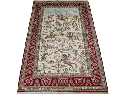 Feiner, handgeknüpfter Art Ghom aus Kunstseide. Ursprung China. Größe: 180 x 124 cm. Hauptfarben: Weiß, Creme, Rot. Vertrieb durch JUPITER Intl.