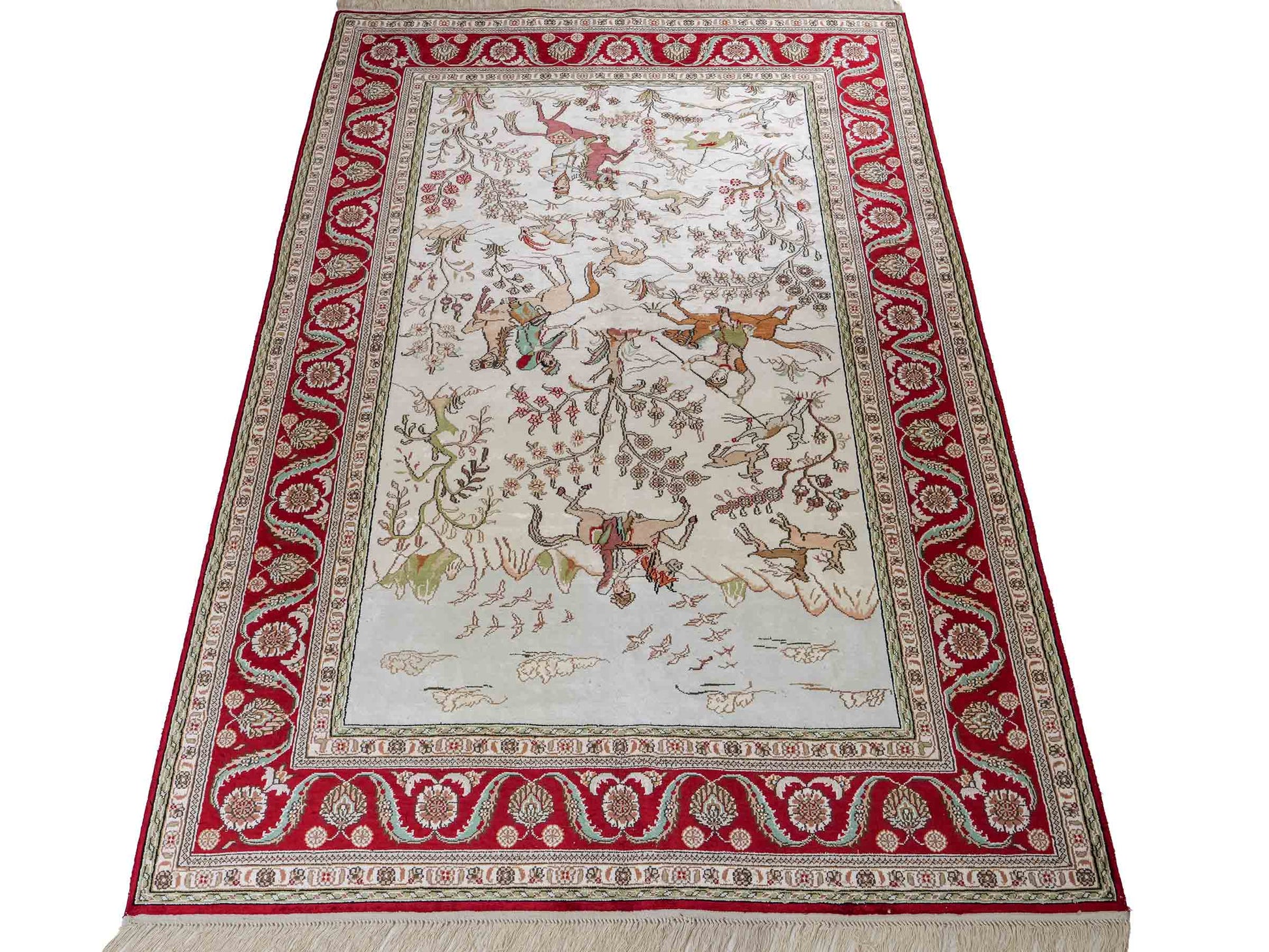 Feiner, handgeknüpfter Art Ghom aus Kunstseide. Ursprung China. Größe: 180 x 124 cm. Hauptfarben: Weiß, Creme, Rot. Vertrieb durch JUPITER Intl.
