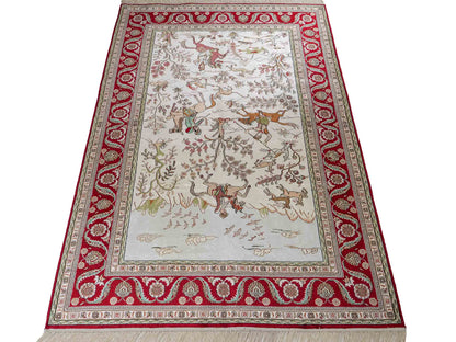 Feiner, handgeknüpfter Art Ghom aus Kunstseide. Ursprung China. Größe: 180 x 124 cm. Hauptfarben: Weiß, Creme, Rot. Vertrieb durch JUPITER Intl.