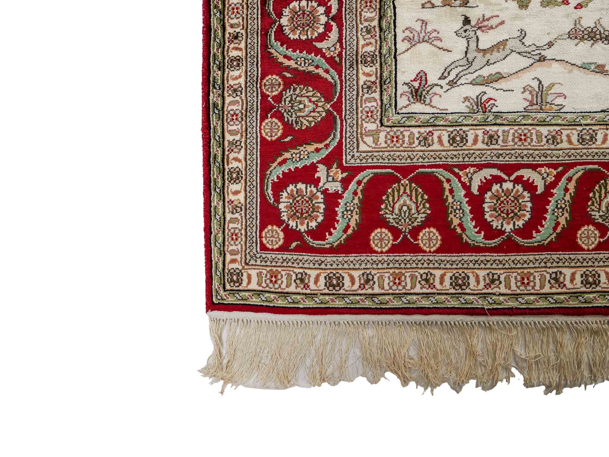 Feiner, handgeknüpfter Art Ghom aus Kunstseide. Ursprung China. Größe: 180 x 124 cm. Hauptfarben: Weiß, Creme, Rot. Vertrieb durch JUPITER Intl.