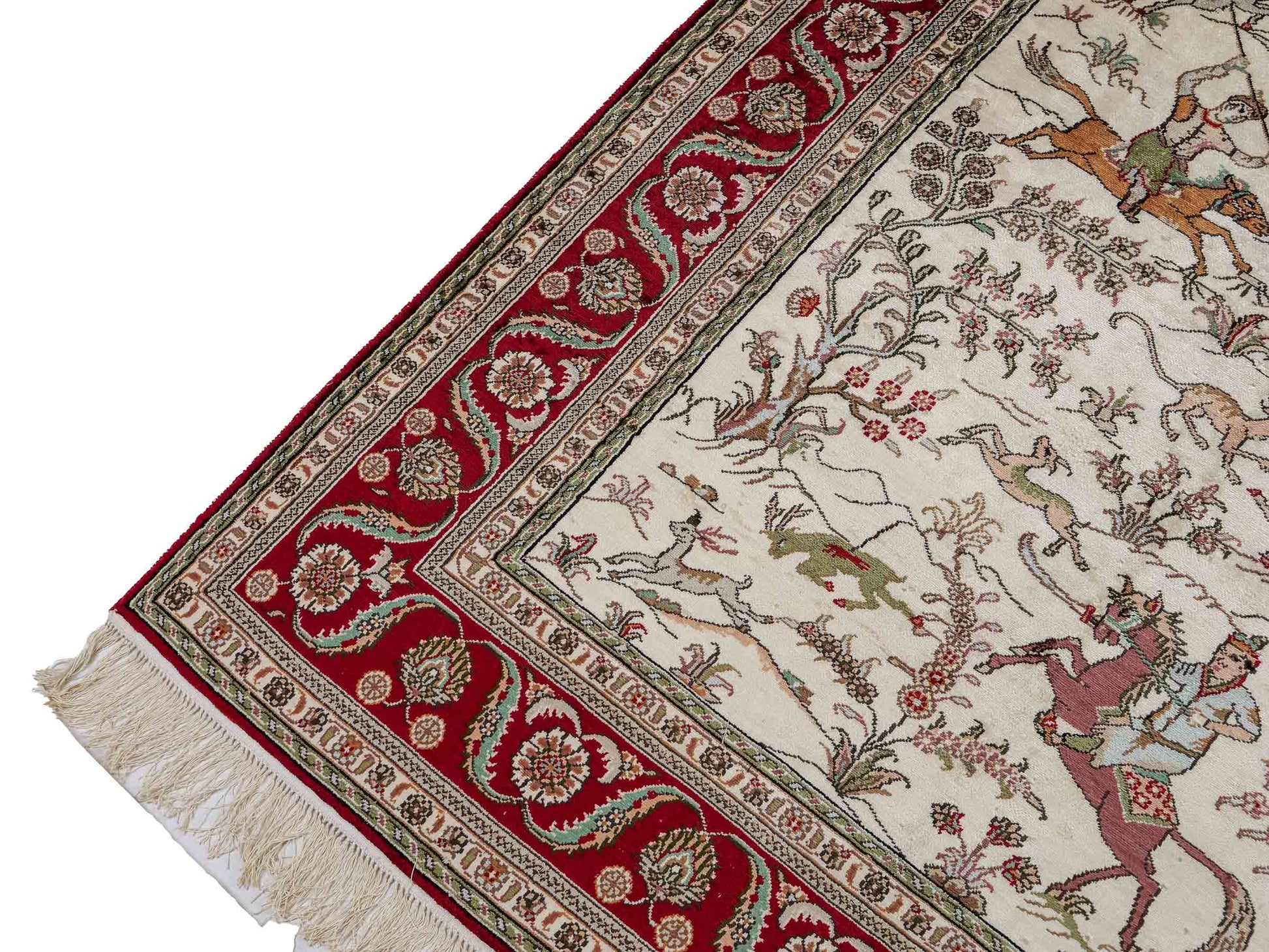 Feiner, handgeknüpfter Art Ghom aus Kunstseide. Ursprung China. Größe: 180 x 124 cm. Hauptfarben: Weiß, Creme, Rot. Vertrieb durch JUPITER Intl.