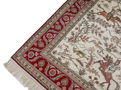 Feiner, handgeknüpfter Art Ghom aus Kunstseide. Ursprung China. Größe: 180 x 124 cm. Hauptfarben: Weiß, Creme, Rot. Vertrieb durch JUPITER Intl.