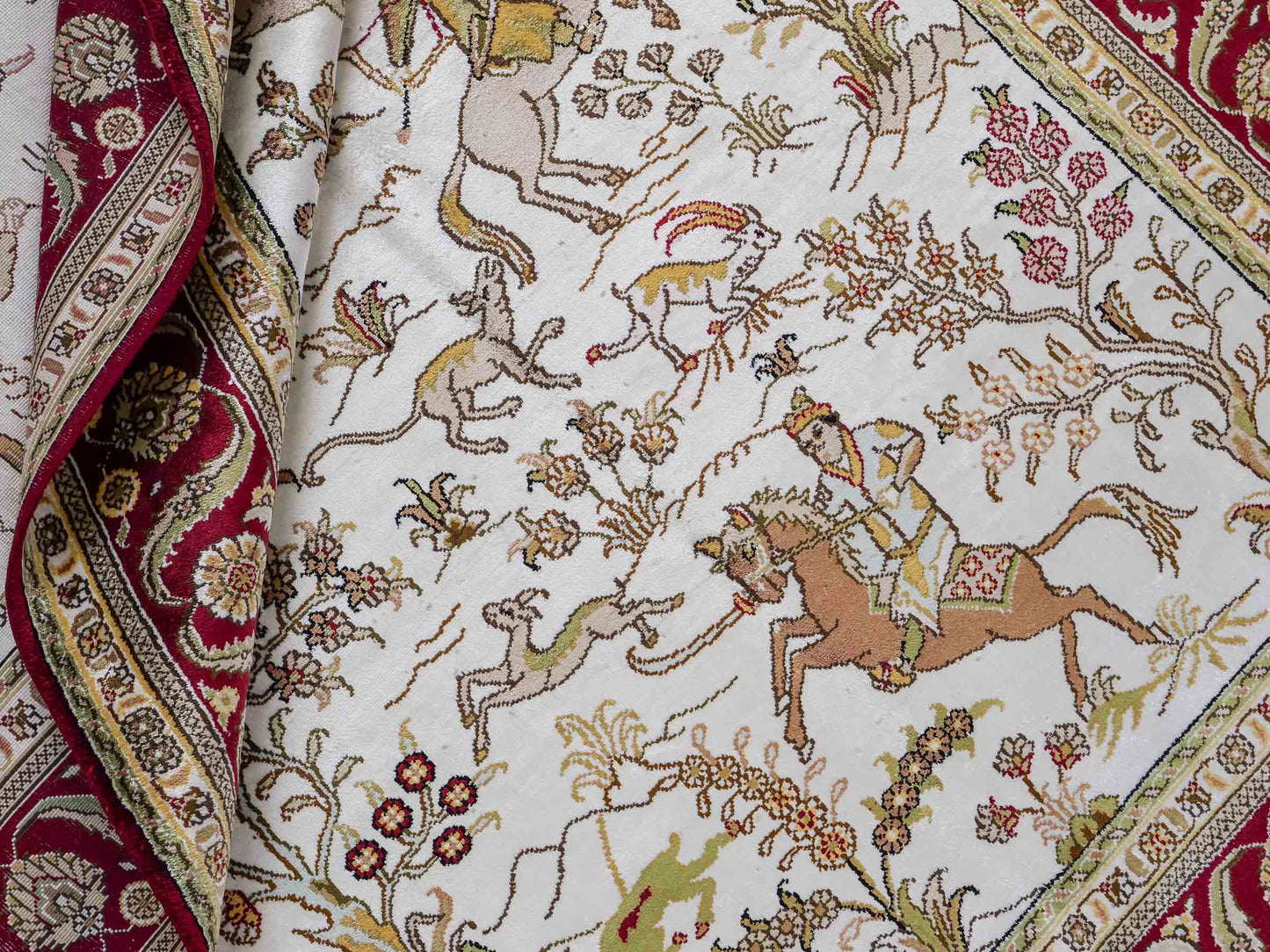 Feiner, handgeknüpfter Art Ghom aus Kunstseide. Ursprung China. Größe: 180 x 124 cm. Hauptfarben: Weiß, Creme, Rot. Vertrieb durch JUPITER Intl.