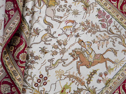 Feiner, handgeknüpfter Art Ghom aus Kunstseide. Ursprung China. Größe: 180 x 124 cm. Hauptfarben: Weiß, Creme, Rot. Vertrieb durch JUPITER Intl.