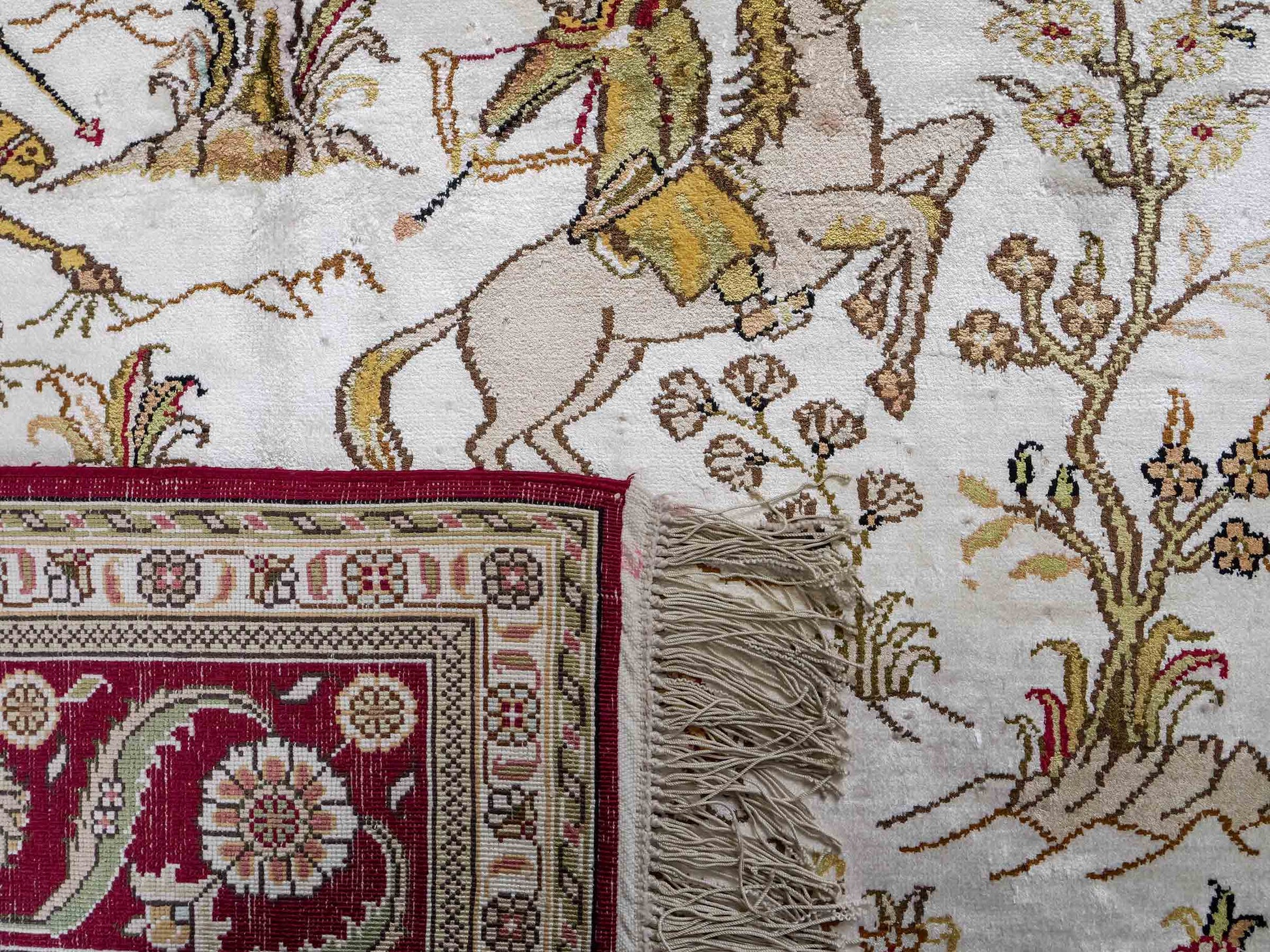 Feiner, handgeknüpfter Art Ghom aus Kunstseide. Ursprung China. Größe: 180 x 124 cm. Hauptfarben: Weiß, Creme, Rot. Vertrieb durch JUPITER Intl.