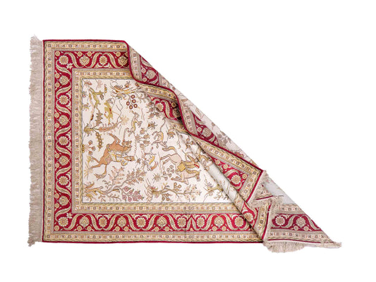 Feiner, handgeknüpfter Art Ghom aus Kunstseide. Ursprung China. Größe: 180 x 124 cm. Hauptfarben: Weiß, Creme, Rot. Vertrieb durch JUPITER Intl.