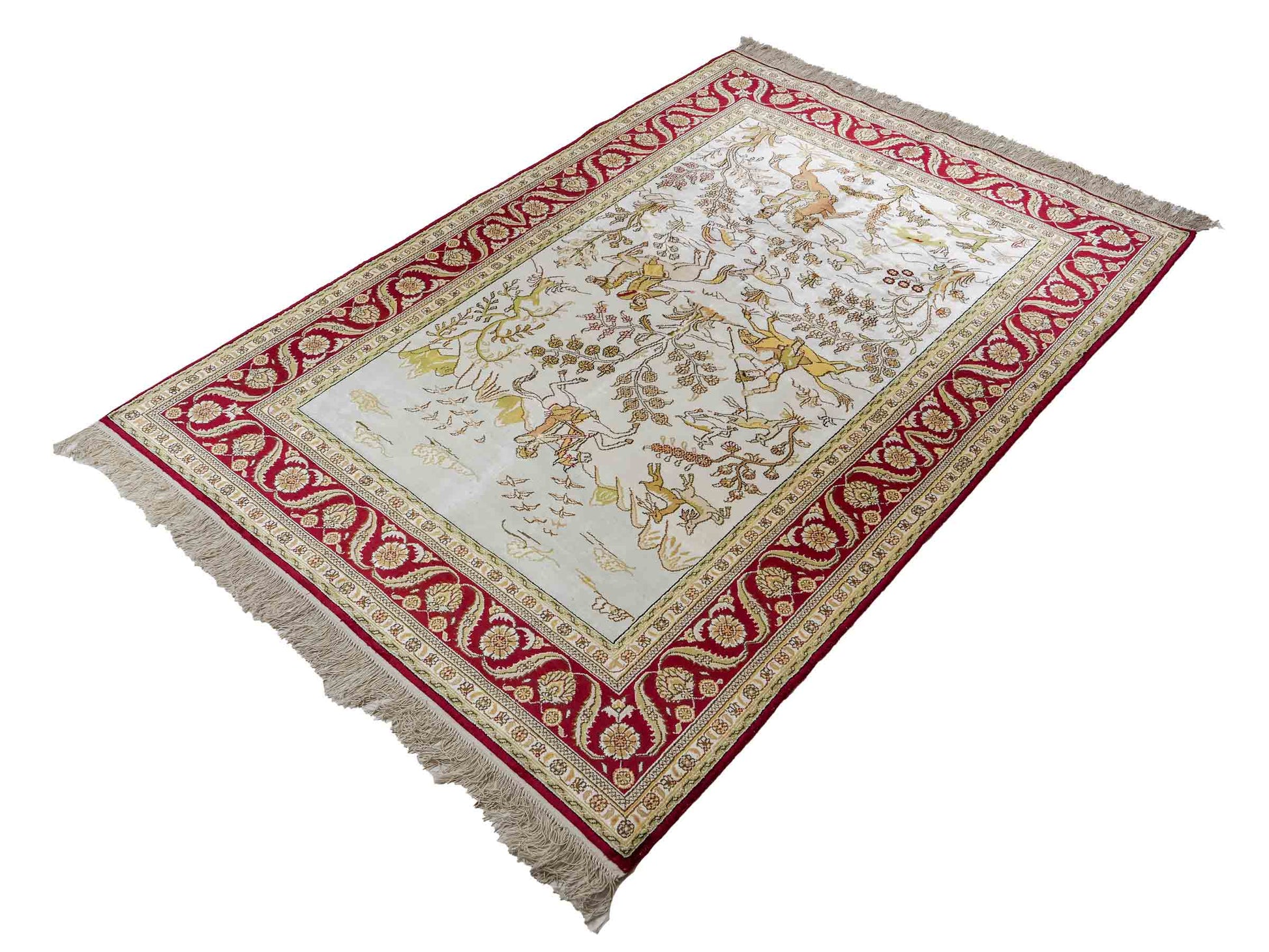 Feiner, handgeknüpfter Art Ghom aus Kunstseide. Ursprung China. Größe: 180 x 124 cm. Hauptfarben: Weiß, Creme, Rot. Vertrieb durch JUPITER Intl.