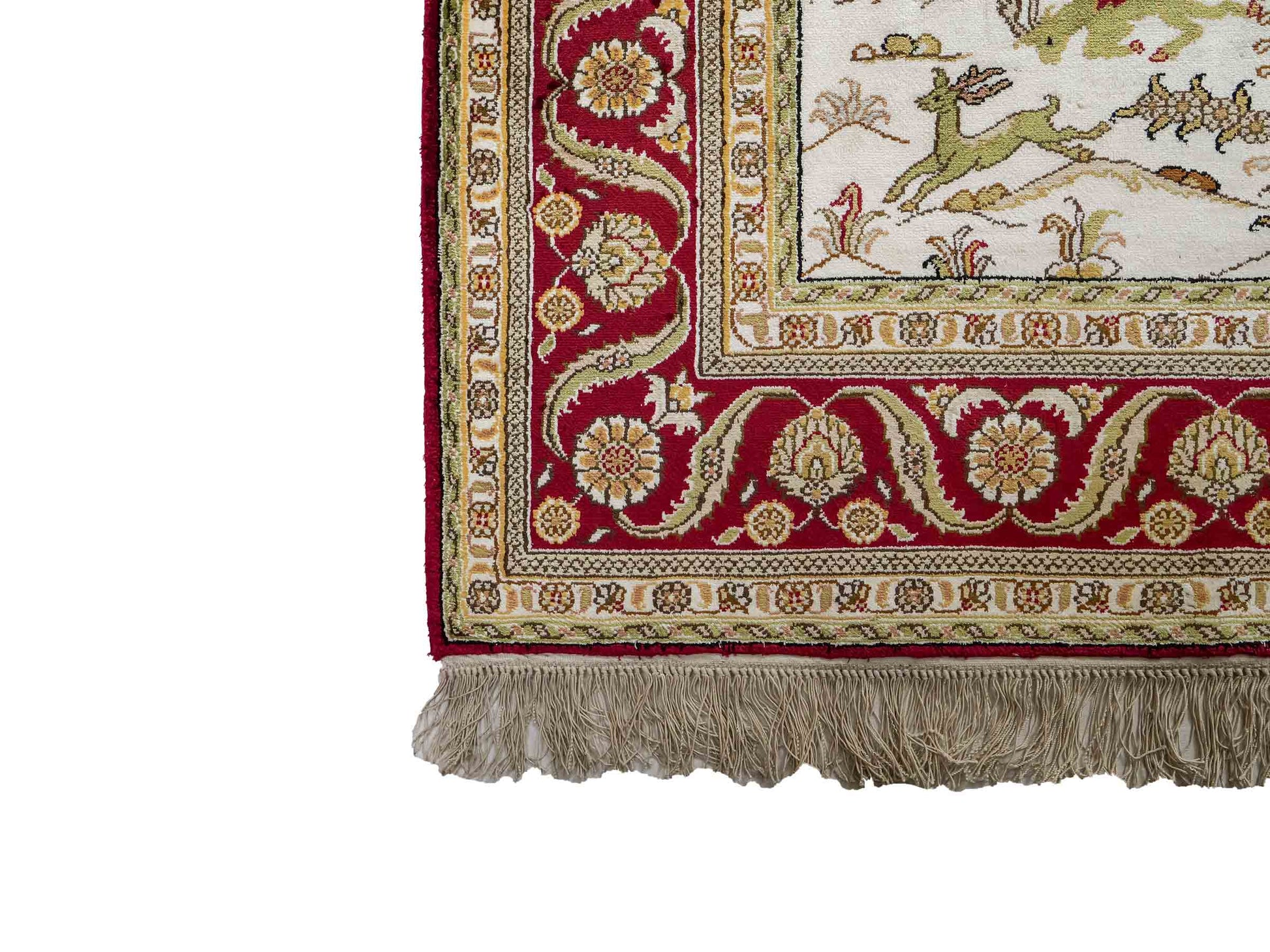 Feiner, handgeknüpfter Art Ghom aus Kunstseide. Ursprung China. Größe: 180 x 124 cm. Hauptfarben: Weiß, Creme, Rot. Vertrieb durch JUPITER Intl.