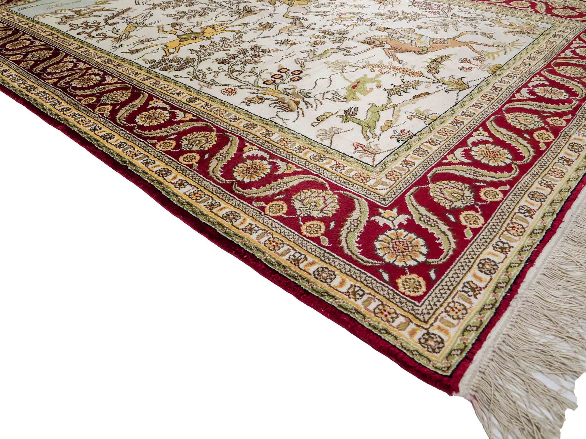 Feiner, handgeknüpfter Art Ghom aus Kunstseide. Ursprung China. Größe: 180 x 124 cm. Hauptfarben: Weiß, Creme, Rot. Vertrieb durch JUPITER Intl.