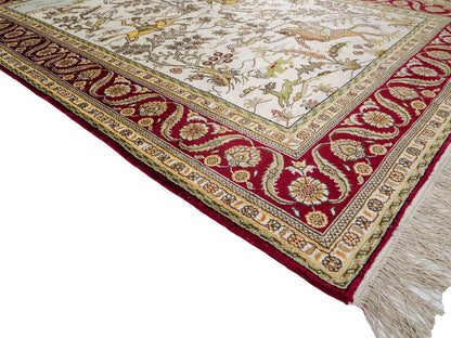 Feiner, handgeknüpfter Art Ghom aus Kunstseide. Ursprung China. Größe: 180 x 124 cm. Hauptfarben: Weiß, Creme, Rot. Vertrieb durch JUPITER Intl.