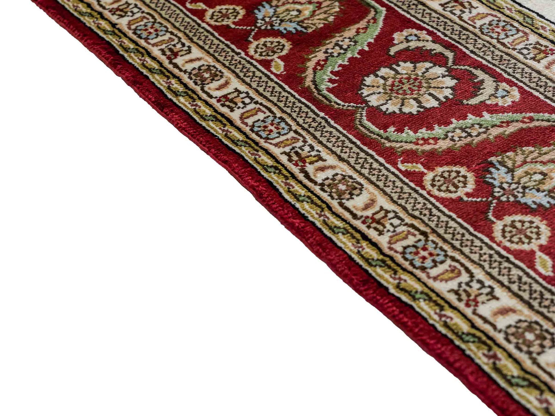 Feiner, handgeknüpfter Art Ghom aus Kunstseide. Ursprung China. Größe: 181 x 125 cm. Hauptfarben: Weiß, Creme, Rot. Vertrieb durch JUPITER Intl.