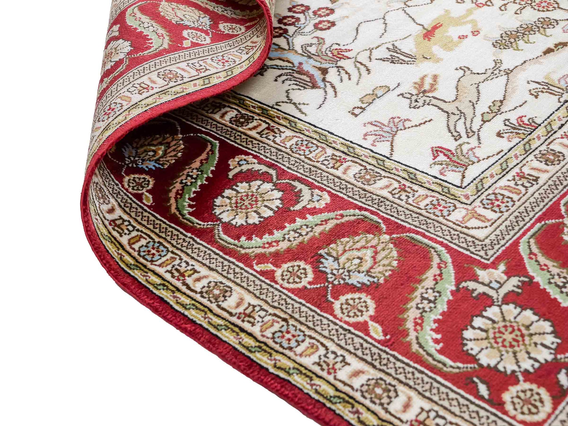 Feiner, handgeknüpfter Art Ghom aus Kunstseide. Ursprung China. Größe: 181 x 125 cm. Hauptfarben: Weiß, Creme, Rot. Vertrieb durch JUPITER Intl.
