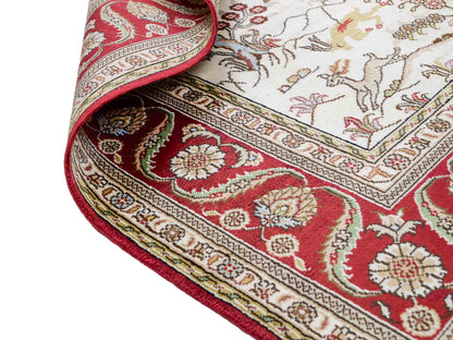Feiner, handgeknüpfter Art Ghom aus Kunstseide. Ursprung China. Größe: 181 x 125 cm. Hauptfarben: Weiß, Creme, Rot. Vertrieb durch JUPITER Intl.