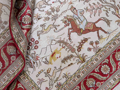 Feiner, handgeknüpfter Art Ghom aus Kunstseide. Ursprung China. Größe: 181 x 125 cm. Hauptfarben: Weiß, Creme, Rot. Vertrieb durch JUPITER Intl.