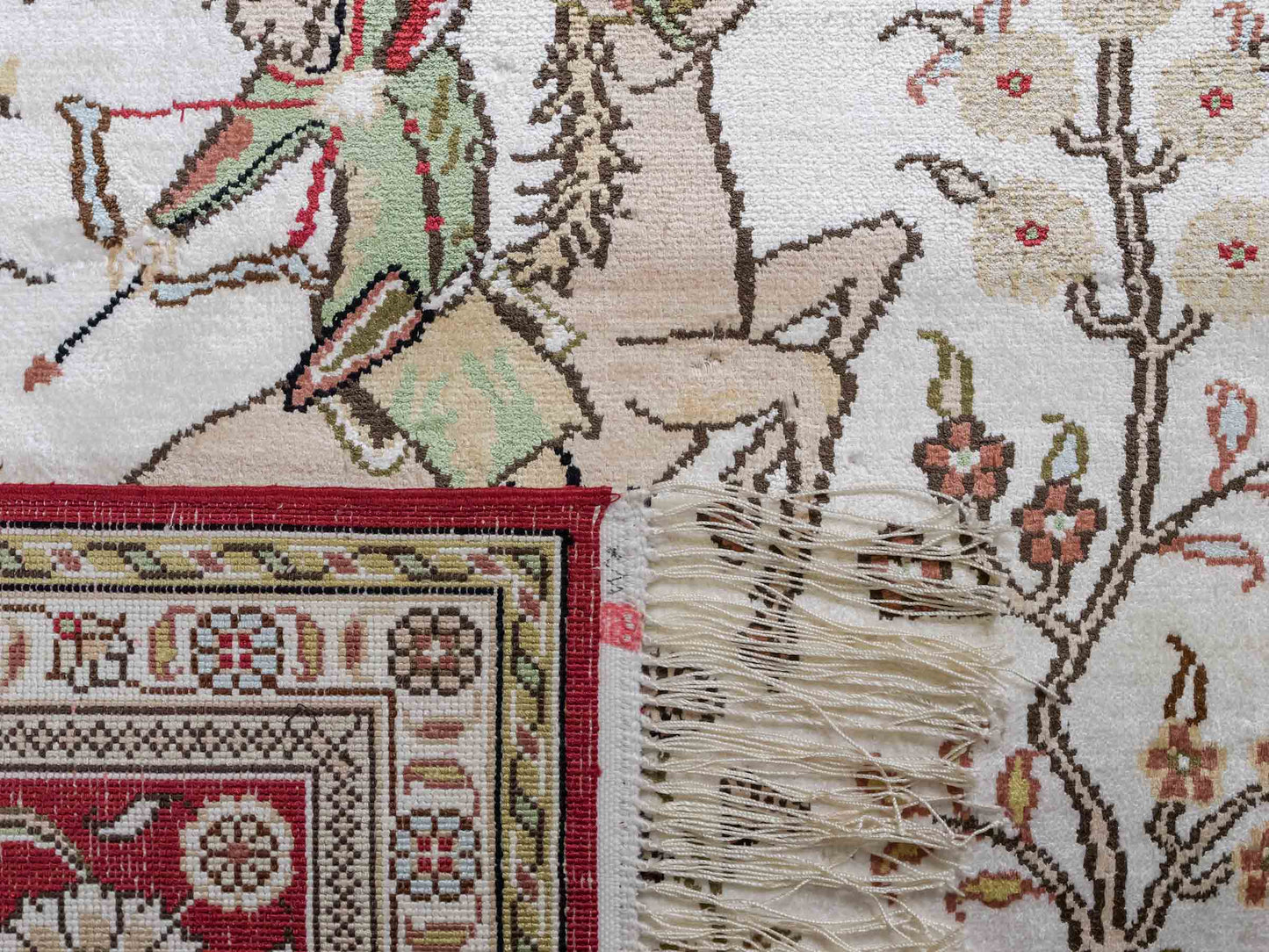 Feiner, handgeknüpfter Art Ghom aus Kunstseide. Ursprung China. Größe: 181 x 125 cm. Hauptfarben: Weiß, Creme, Rot. Vertrieb durch JUPITER Intl.