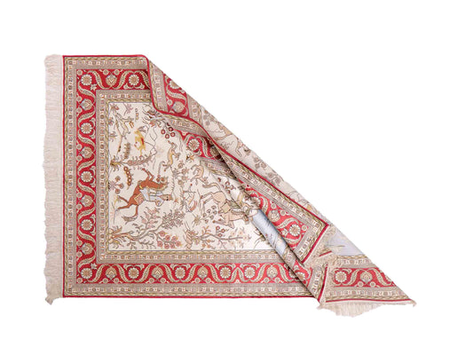 Feiner, handgeknüpfter Art Ghom aus Kunstseide. Ursprung China. Größe: 181 x 125 cm. Hauptfarben: Weiß, Creme, Rot. Vertrieb durch JUPITER Intl.