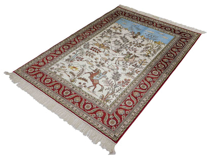 Feiner, handgeknüpfter Art Ghom aus Kunstseide. Ursprung China. Größe: 181 x 125 cm. Hauptfarben: Weiß, Creme, Rot. Vertrieb durch JUPITER Intl.