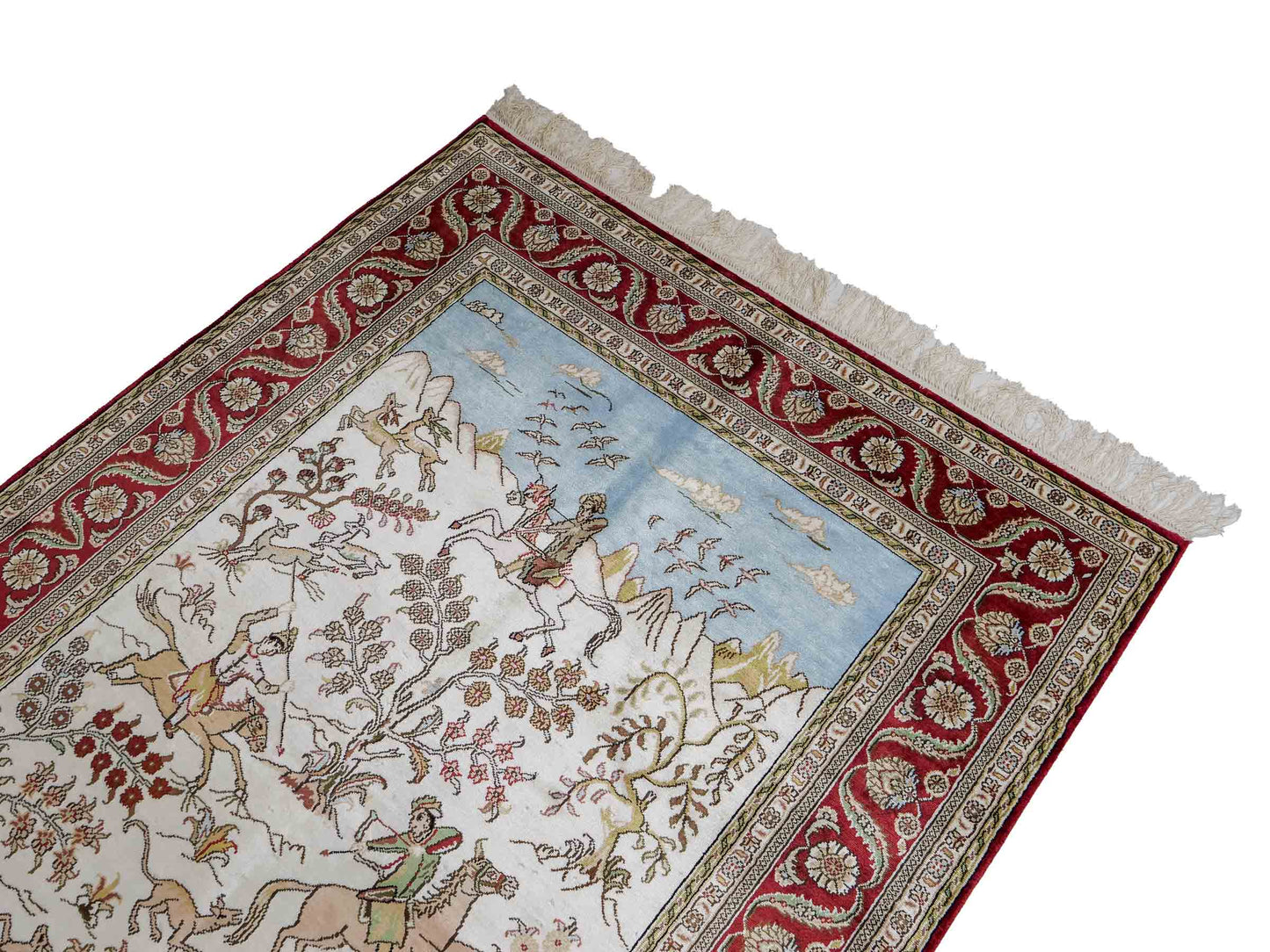Feiner, handgeknüpfter Art Ghom aus Kunstseide. Ursprung China. Größe: 181 x 125 cm. Hauptfarben: Weiß, Creme, Rot. Vertrieb durch JUPITER Intl.