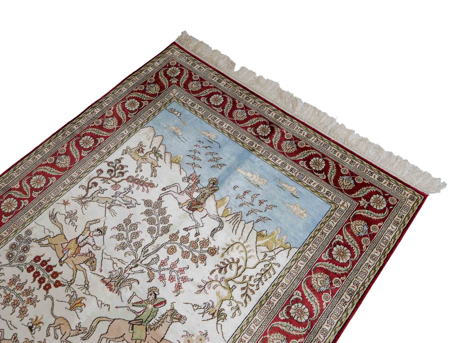 Feiner, handgeknüpfter Art Ghom aus Kunstseide. Ursprung China. Größe: 181 x 125 cm. Hauptfarben: Weiß, Creme, Rot. Vertrieb durch JUPITER Intl.