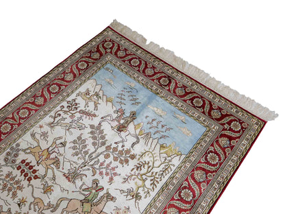 Feiner, handgeknüpfter Art Ghom aus Kunstseide. Ursprung China. Größe: 181 x 125 cm. Hauptfarben: Weiß, Creme, Rot. Vertrieb durch JUPITER Intl.