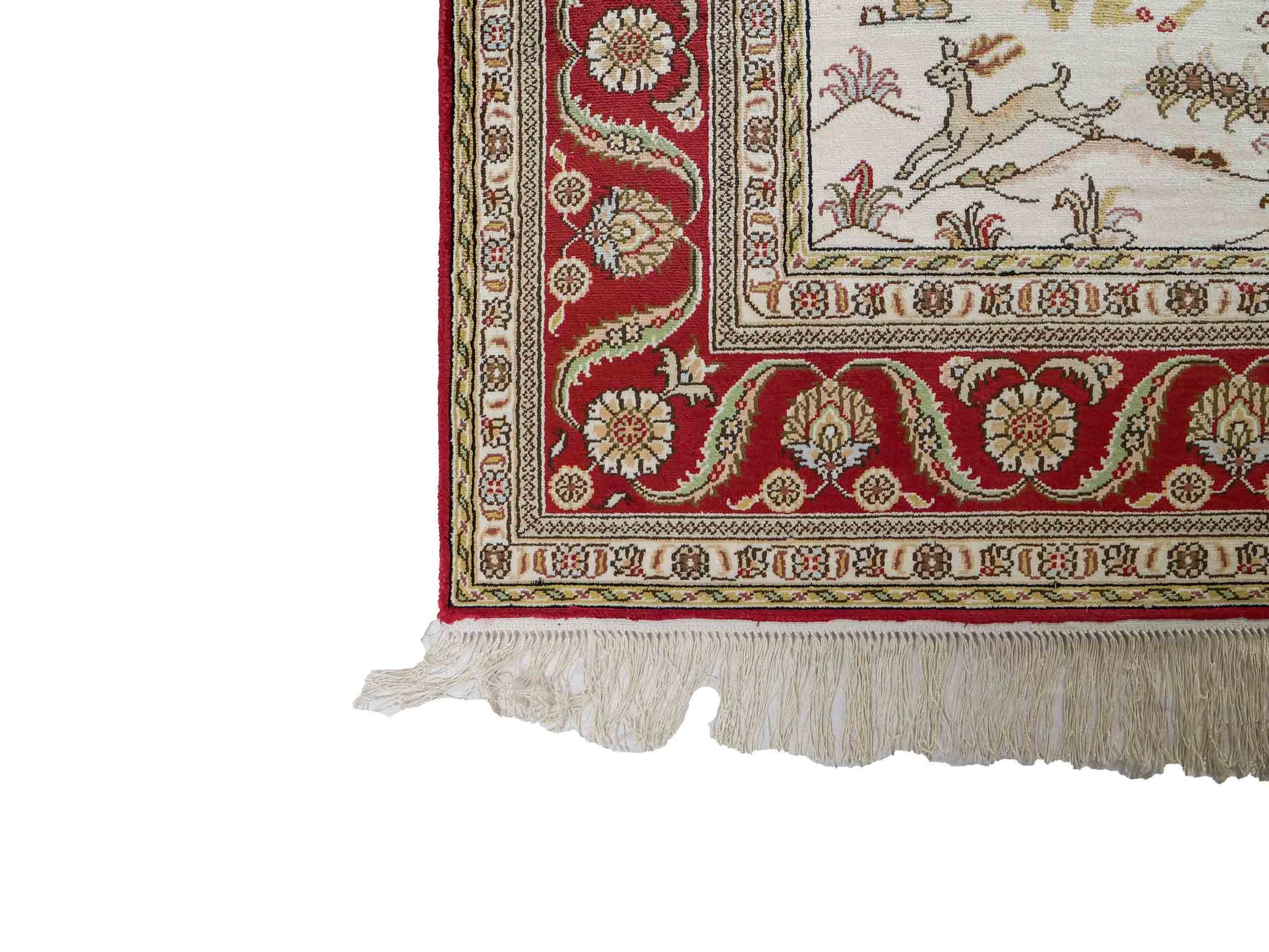 Feiner, handgeknüpfter Art Ghom aus Kunstseide. Ursprung China. Größe: 181 x 125 cm. Hauptfarben: Weiß, Creme, Rot. Vertrieb durch JUPITER Intl.