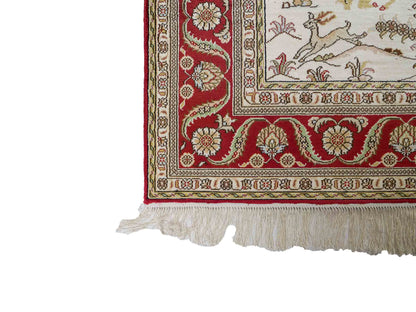 Feiner, handgeknüpfter Art Ghom aus Kunstseide. Ursprung China. Größe: 181 x 125 cm. Hauptfarben: Weiß, Creme, Rot. Vertrieb durch JUPITER Intl.