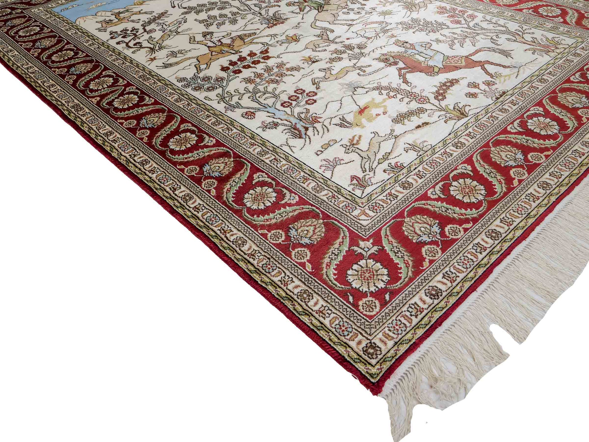 Feiner, handgeknüpfter Art Ghom aus Kunstseide. Ursprung China. Größe: 181 x 125 cm. Hauptfarben: Weiß, Creme, Rot. Vertrieb durch JUPITER Intl.