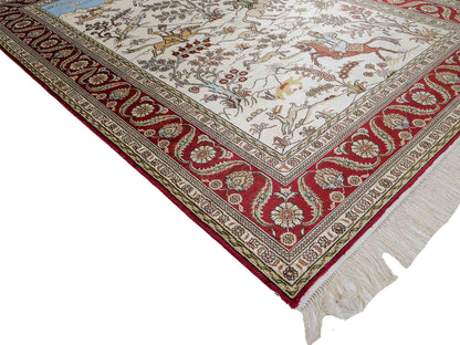 Feiner, handgeknüpfter Art Ghom aus Kunstseide. Ursprung China. Größe: 181 x 125 cm. Hauptfarben: Weiß, Creme, Rot. Vertrieb durch JUPITER Intl.