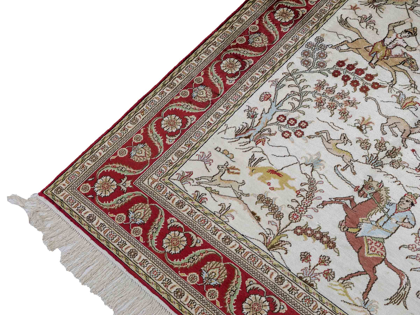 Feiner, handgeknüpfter Art Ghom aus Kunstseide. Ursprung China. Größe: 181 x 125 cm. Hauptfarben: Weiß, Creme, Rot. Vertrieb durch JUPITER Intl.