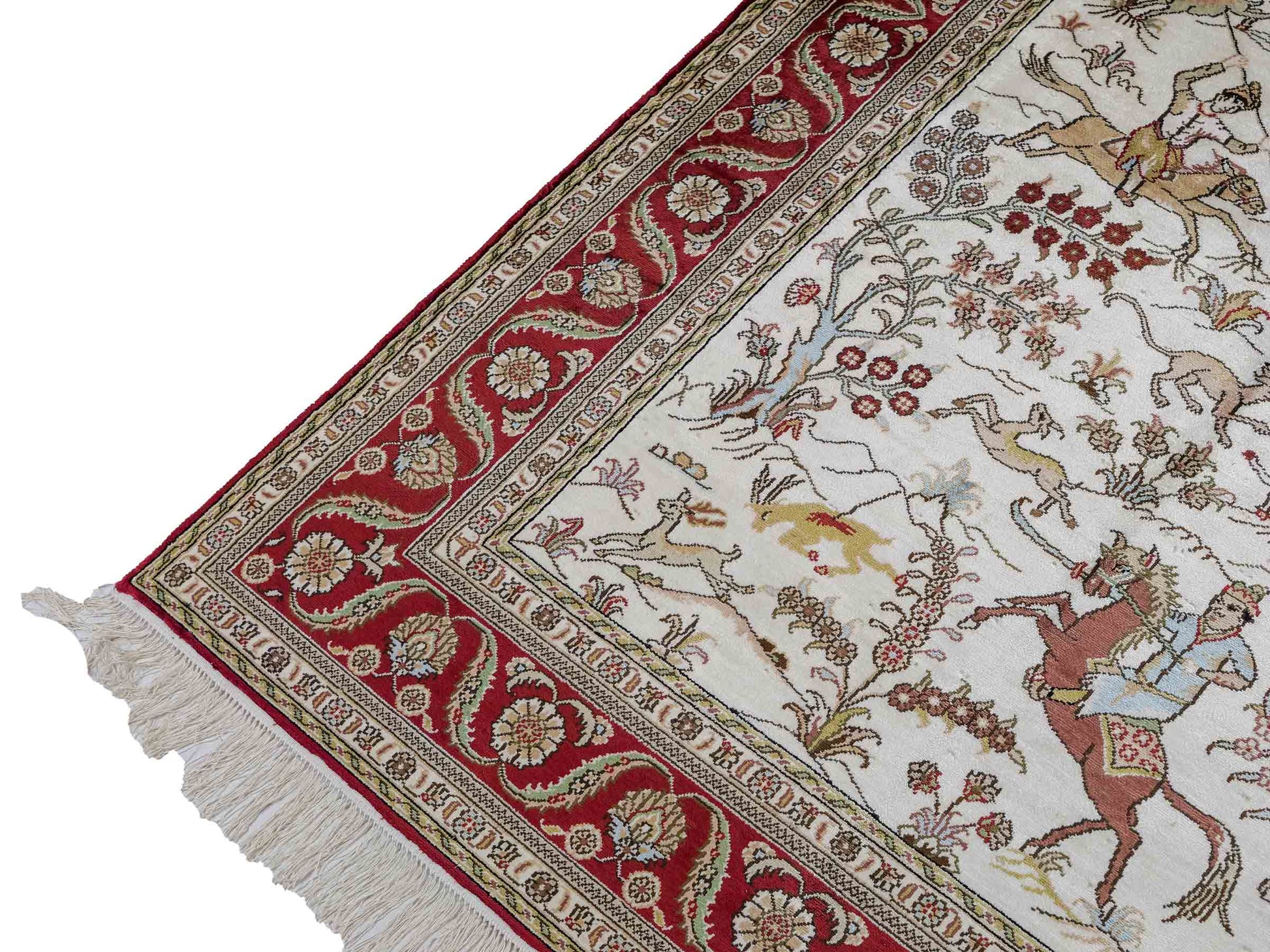 Feiner, handgeknüpfter Art Ghom aus Kunstseide. Ursprung China. Größe: 181 x 125 cm. Hauptfarben: Weiß, Creme, Rot. Vertrieb durch JUPITER Intl.