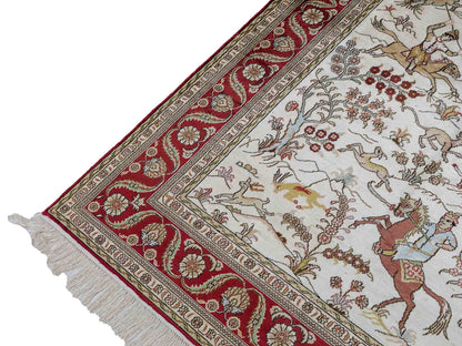 Feiner, handgeknüpfter Art Ghom aus Kunstseide. Ursprung China. Größe: 181 x 125 cm. Hauptfarben: Weiß, Creme, Rot. Vertrieb durch JUPITER Intl.