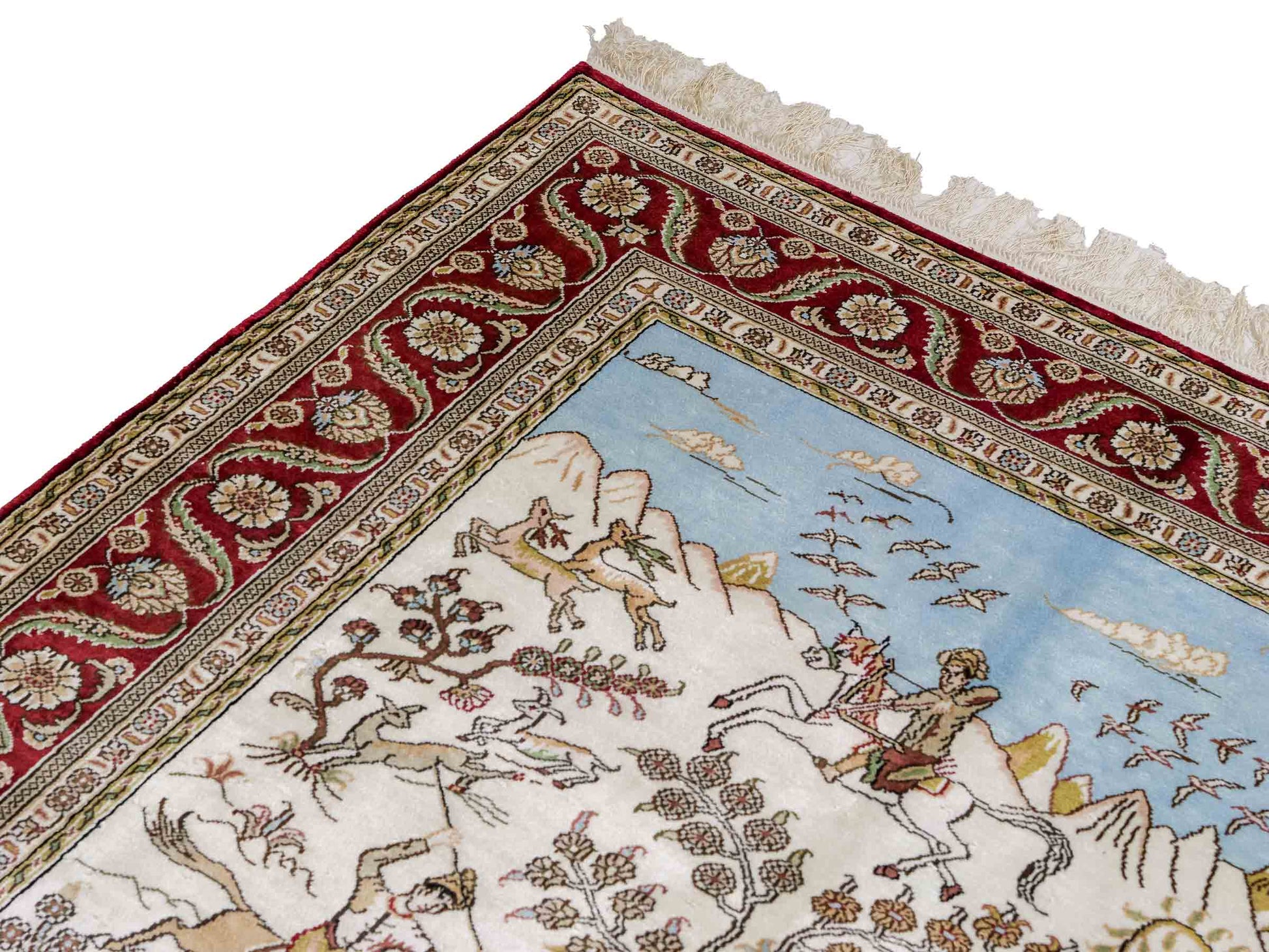 Feiner, handgeknüpfter Art Ghom aus Kunstseide. Ursprung China. Größe: 181 x 125 cm. Hauptfarben: Weiß, Creme, Rot. Vertrieb durch JUPITER Intl.