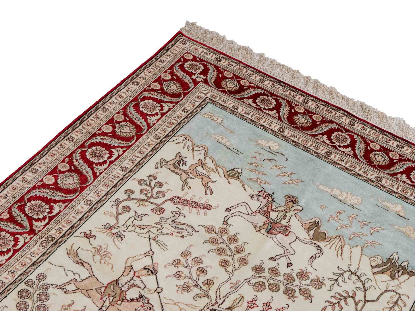 Feiner, handgeknüpfter Art Ghom aus Kunstseide. Ursprung China. Größe: 183 x 123 cm. Hauptfarben: Weiß, Creme, Rot. Vertrieb durch JUPITER Intl.