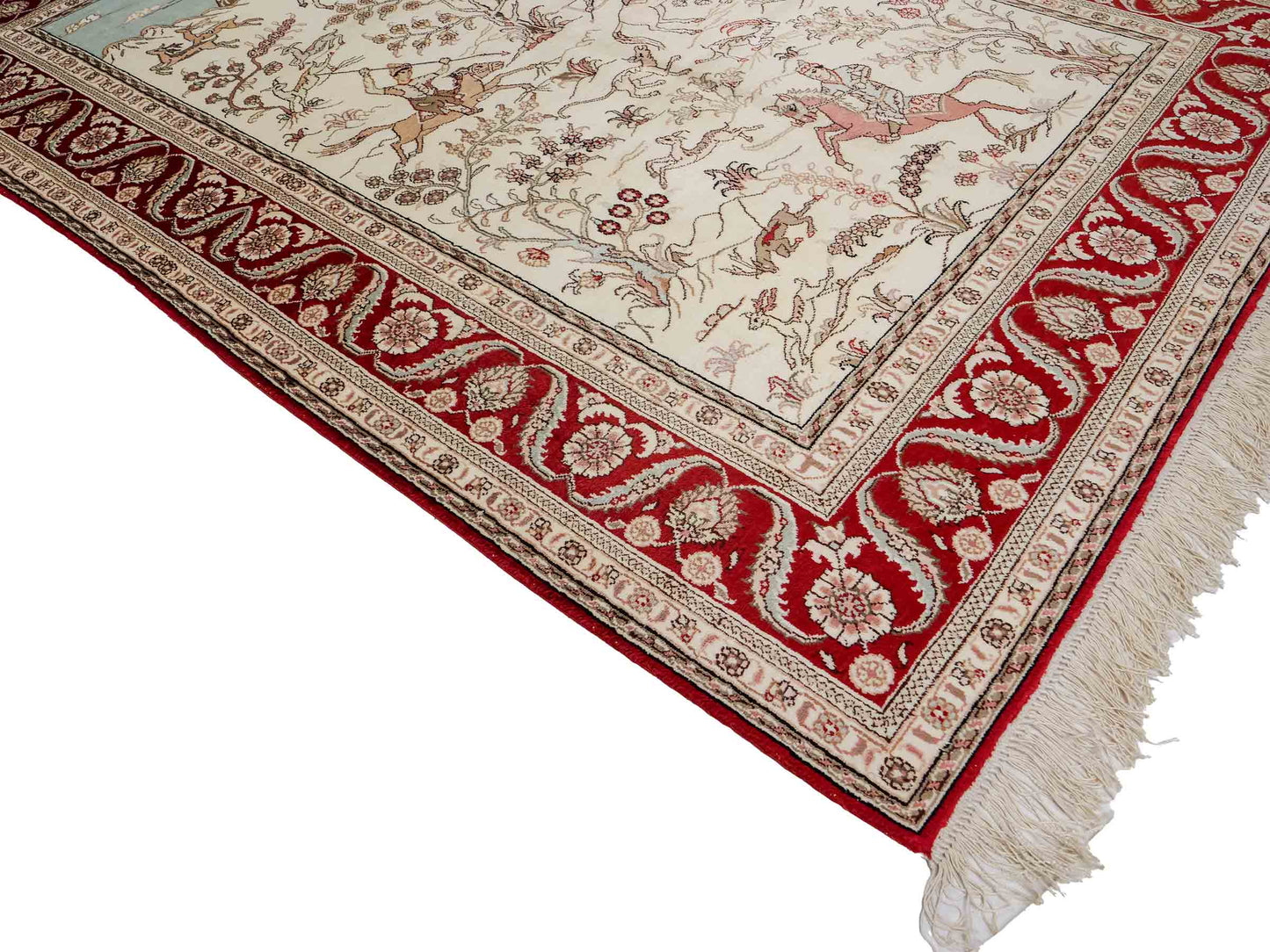 Feiner, handgeknüpfter Art Ghom aus Kunstseide. Ursprung China. Größe: 183 x 123 cm. Hauptfarben: Weiß, Creme, Rot. Vertrieb durch JUPITER Intl.