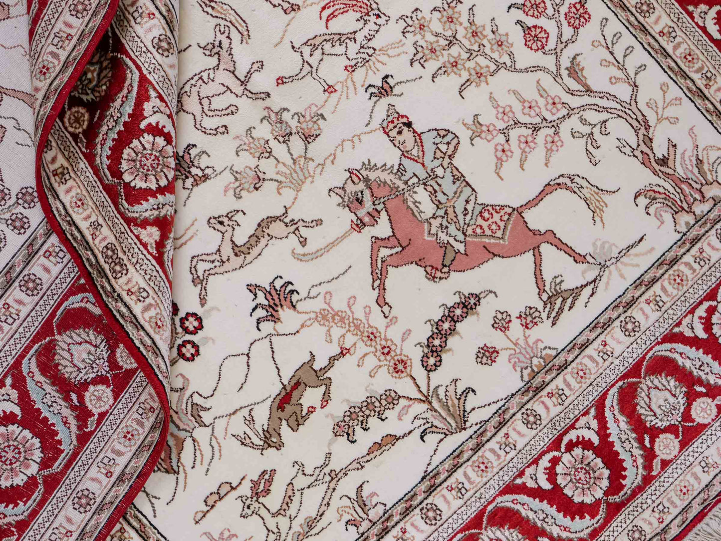 Feiner, handgeknüpfter Art Ghom aus Kunstseide. Ursprung China. Größe: 183 x 123 cm. Hauptfarben: Weiß, Creme, Rot. Vertrieb durch JUPITER Intl.