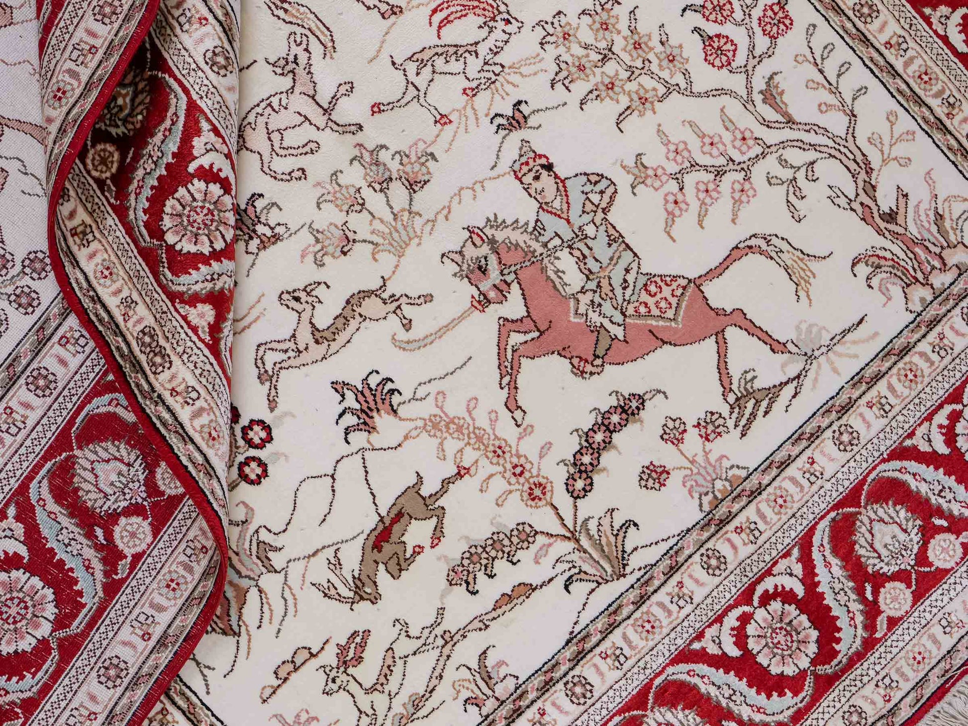 Feiner, handgeknüpfter Art Ghom aus Kunstseide. Ursprung China. Größe: 183 x 123 cm. Hauptfarben: Weiß, Creme, Rot. Vertrieb durch JUPITER Intl.
