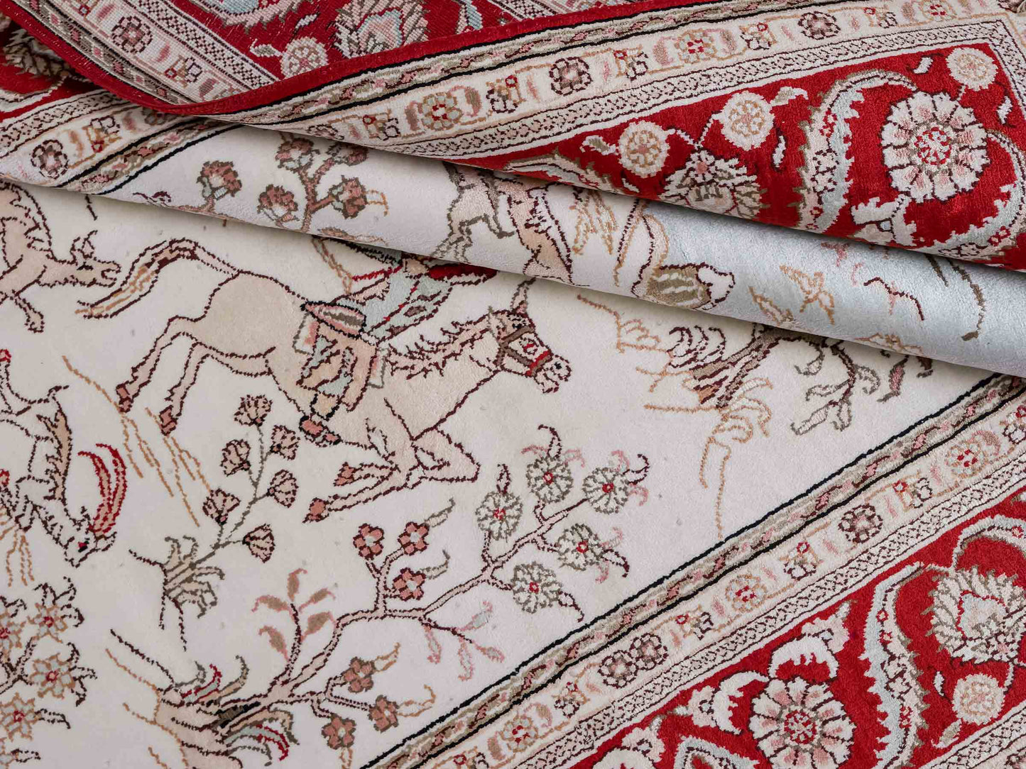 Feiner, handgeknüpfter Art Ghom aus Kunstseide. Ursprung China. Größe: 183 x 123 cm. Hauptfarben: Weiß, Creme, Rot. Vertrieb durch JUPITER Intl.