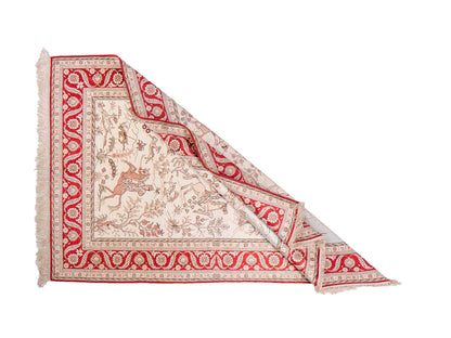 Feiner, handgeknüpfter Art Ghom aus Kunstseide. Ursprung China. Größe: 183 x 123 cm. Hauptfarben: Weiß, Creme, Rot. Vertrieb durch JUPITER Intl.